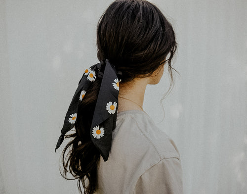 Daisy Tail Scrunchie