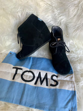 Load image into Gallery viewer, TOMS Black Wedged Bootie